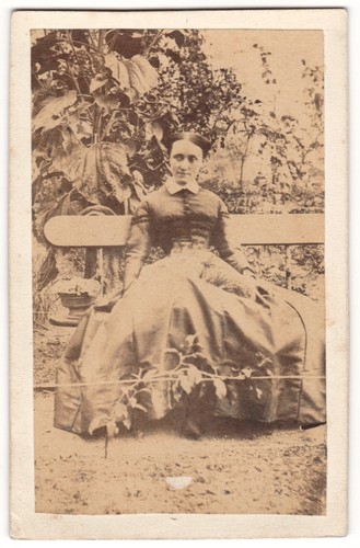 Jeune fille assise - , banc
